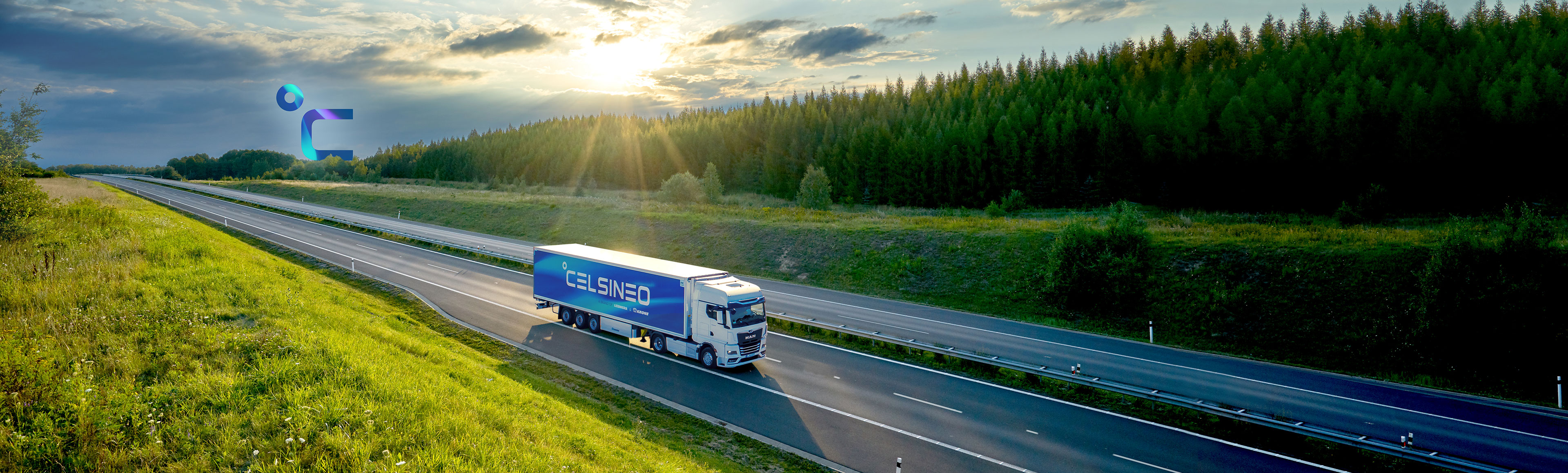 LKW fährt auf der Autobahn bei Sonnenuntergang