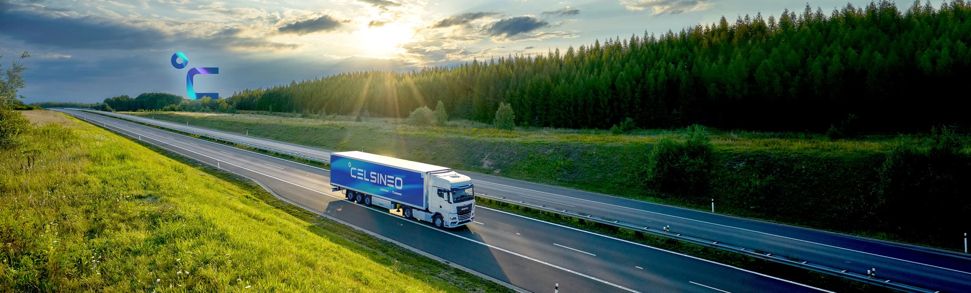 LKW fährt auf der Autobahn bei Sonnenuntergang