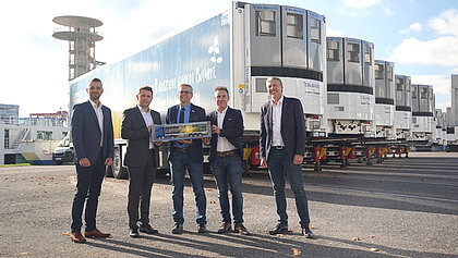 [Translate to English:] Übergabe eines Cool-Liner-Models mit Celsineo Aggregat an Donaulager Logistics