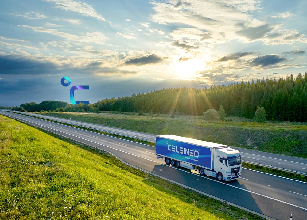 LKW fährt auf der Autobahn bei Sonnenuntergang