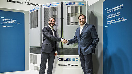 Handshake von Bernhard Krone und Philipp Liebherr vor dem Celsineo-Aggregat