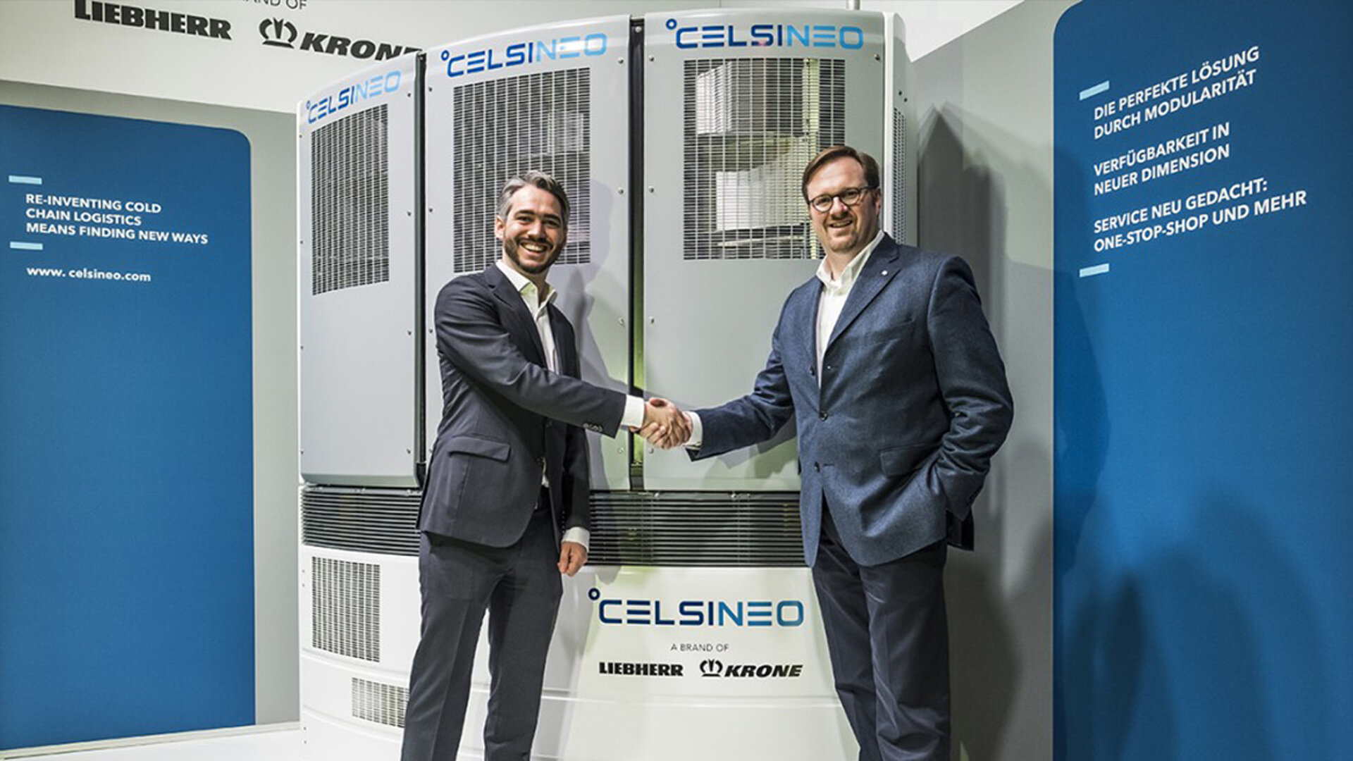 Handshake von Bernhard Krone und Philipp Liebherr vor dem Celsineo-Aggregat