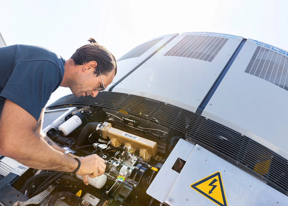 [Translate to Spanish:] Servicetechniker arbeitet am Celsineo-Kühlaggregat