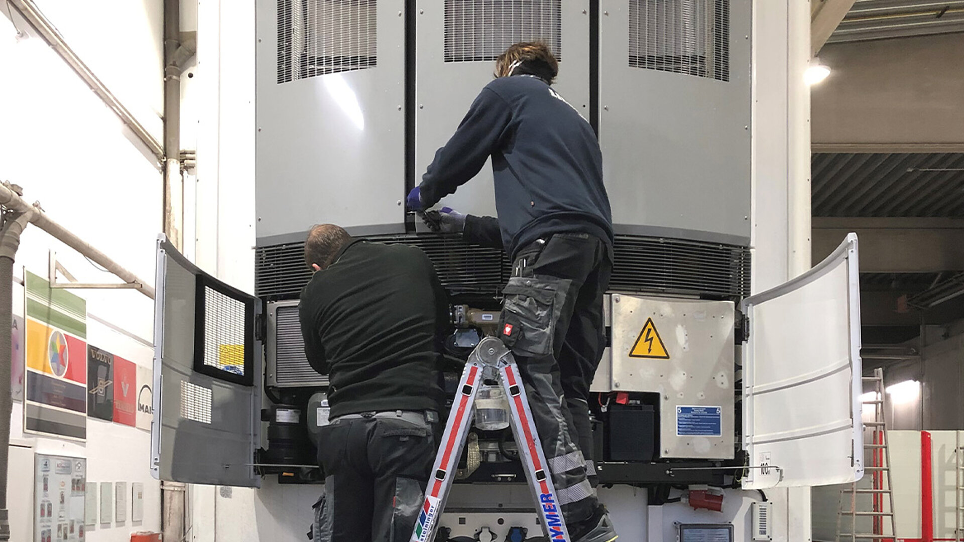 Servicetechniker arbeiten am Celsineo-Kühlaggregat